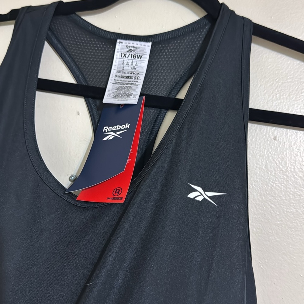 Reebok training top - Picture 2 of 3